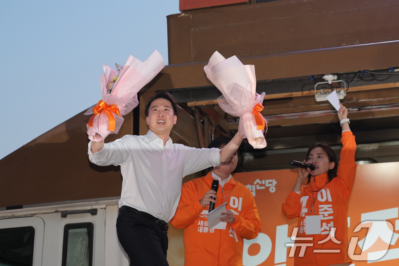 (서울=뉴스1) 박정호 기자 = 이준석 개혁신당 대통령 후보가 공식 선거운동이 시작된 12일 서울 중구 청계광장에서 가진 서울 첫 집중유세에서 유세차량에 올라 두 팔 벌려 인사하고 …
