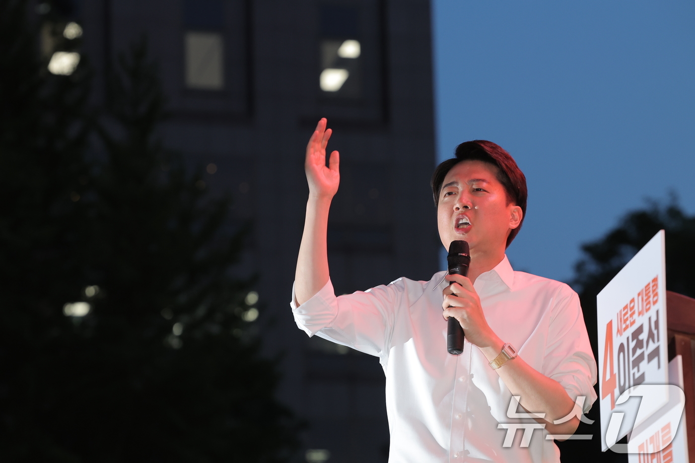 (서울=뉴스1) 박정호 기자 = 이준석 개혁신당 대통령 후보가 공식 선거운동이 시작된 12일 서울 중구 청계광장에서 가진 서울 첫 집중유세에서 지지를 호소하고 있다. 2025.5. …