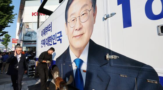 유세차량 살피는 폭발물 탐지견