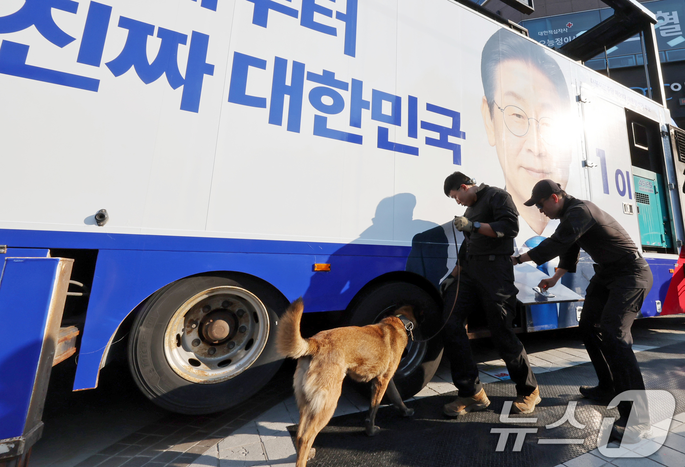 (대전=뉴스1) 안은나 기자 = 제21대 대통령 선거 공식 선거운동 첫날인 12일 오후 대전 중구 으능정이거리 스카이로드에서 이재명 더불어민주당 대통령 후보 유세를 앞두고 경찰특공 …