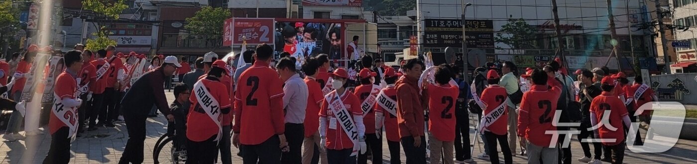 본문 이미지 - 국민의힘 경남도당이 12일 오후 창원시 마산합포구 월영광장에서 대선 출정식을 열고 있다.&#40;독자 제공. 재판매 및 DB금지&#41;