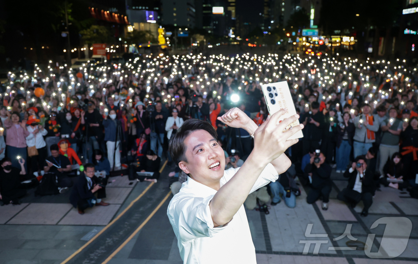 (서울=뉴스1) 박정호 기자 = 이준석 개혁신당 대통령 후보가 공식 선거운동이 시작된 12일 서울 중구 청계광장에서 가진 서울 첫 집중유세에서 유세차량에 올라 셀카를 찍고 있다. …