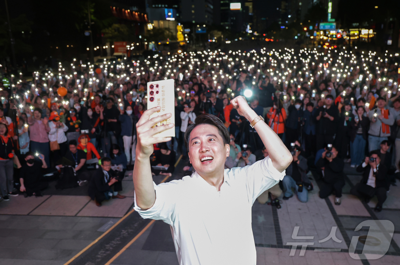 (서울=뉴스1) 박정호 기자 = 이준석 개혁신당 대통령 후보가 공식 선거운동이 시작된 12일 서울 중구 청계광장에서 가진 서울 첫 집중유세에서 유세차량에 올라 셀카를 찍고 있다. …