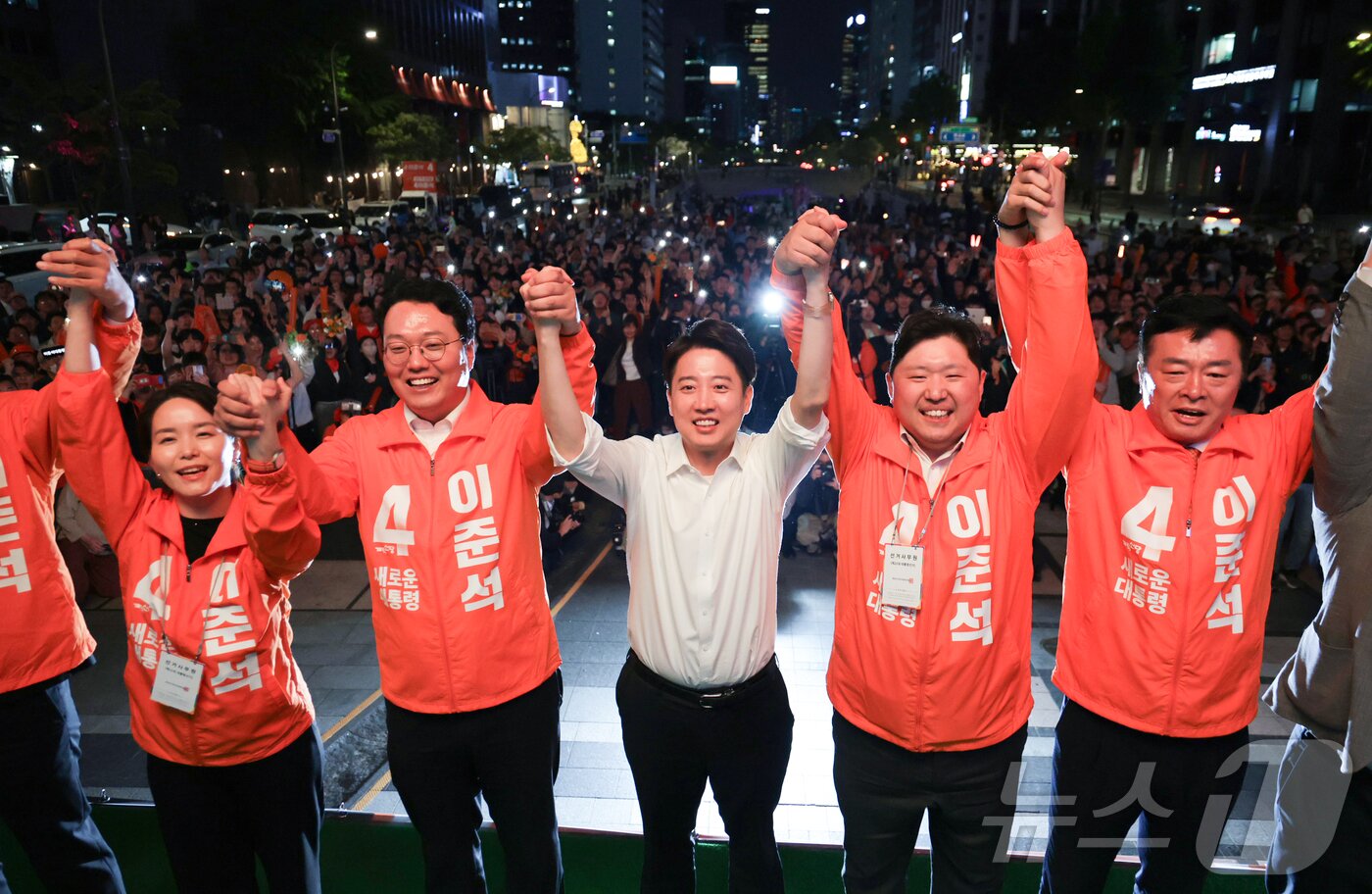 본문 이미지 - 이준석 개혁신당 대통령 후보가 공식 선거운동이 시작된 12일 서울 중구 청계광장에서 가진 서울 첫 집중유세에서 유세차량에 올라 지지를 호소하고 있다. &#40;공동취재&#41; 2025.5.12/뉴스1 ⓒ News1 박정호 기자