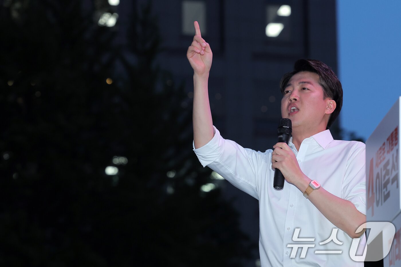본문 이미지 - 이준석 개혁신당 대통령 후보가 공식 선거운동이 시작된 12일 서울 중구 청계광장에서 가진 서울 첫 집중유세에서 지지를 호소하고 있다. 2025.5.12/뉴스1 ⓒ News1 박정호 기자