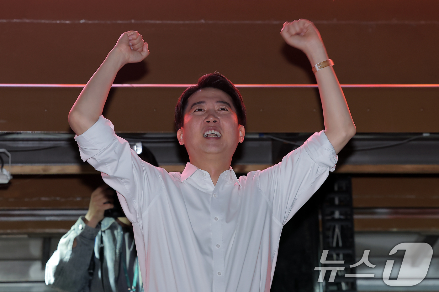 (서울=뉴스1) 박정호 기자 = 이준석 개혁신당 대통령 후보가 공식 선거운동이 시작된 12일 서울 중구 청계광장에서 가진 서울 첫 집중유세에서 지지를 호소하고 있다.  2025.5 …