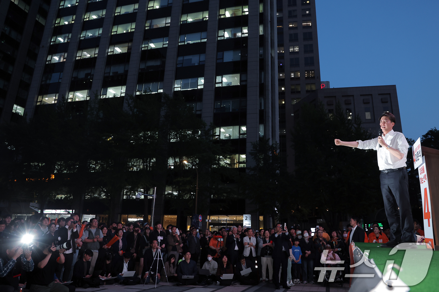 (서울=뉴스1) 박정호 기자 = 이준석 개혁신당 대통령 후보가 공식 선거운동이 시작된 12일 서울 중구 청계광장에서 가진 서울 첫 집중유세에서 지지를 호소하고 있다.  2025.5 …