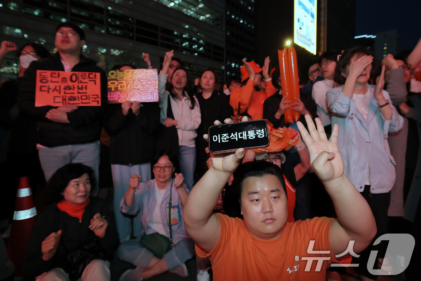 (서울=뉴스1) 박정호 기자 = 12일 서울 중구 청계광장에서 열린 이준석 개혁신당 대통령 후보 서울 첫 집중유세를 찾은 지지자들이 '이준석'을 연호하고 있다.  2025.5.12 …