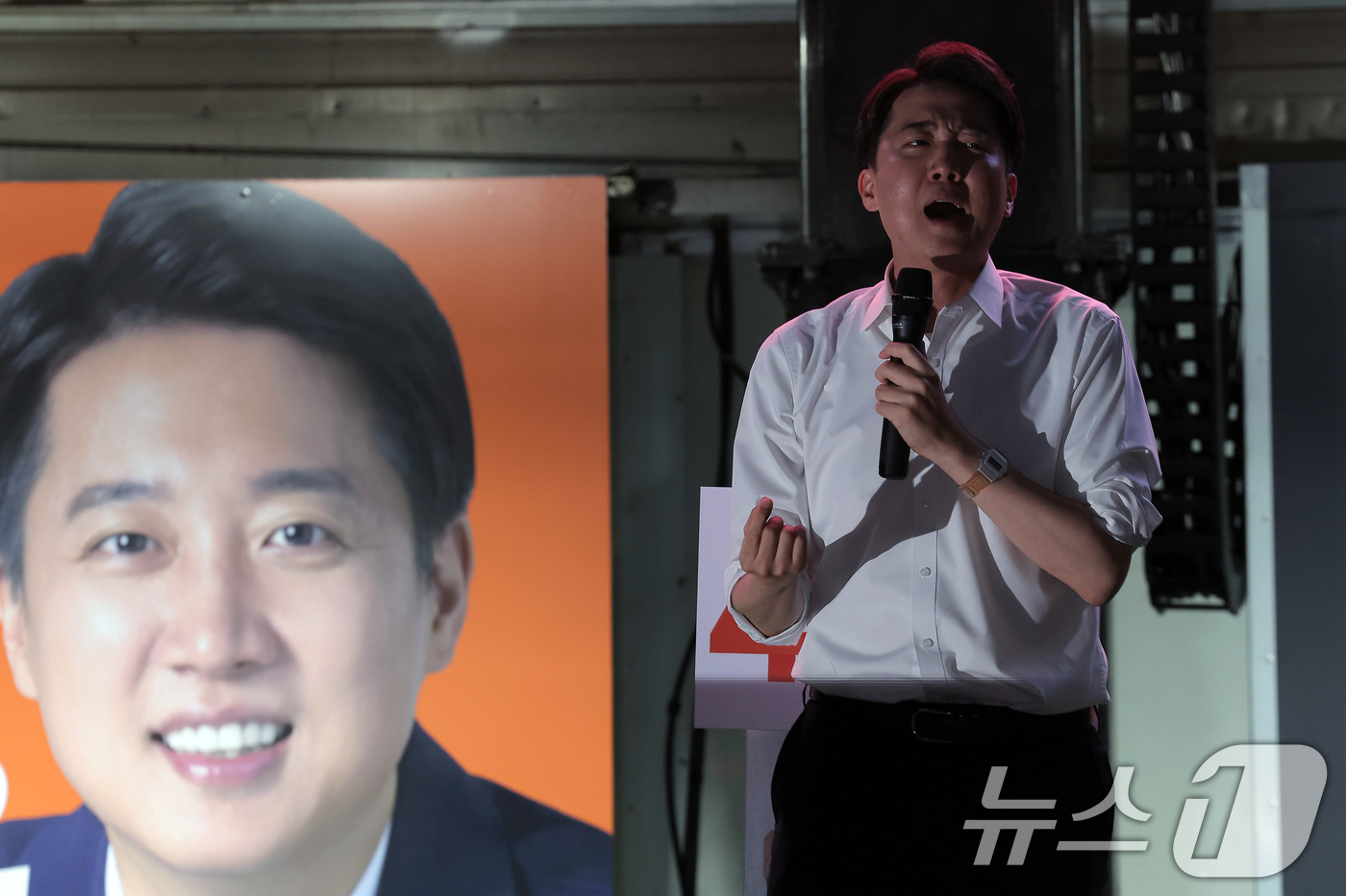 (서울=뉴스1) 박정호 기자 = 이준석 개혁신당 대통령 후보가 공식 선거운동이 시작된 12일 서울 중구 청계광장에서 가진 서울 첫 집중유세에서 지지를 호소하고 있다.  2025.5 …