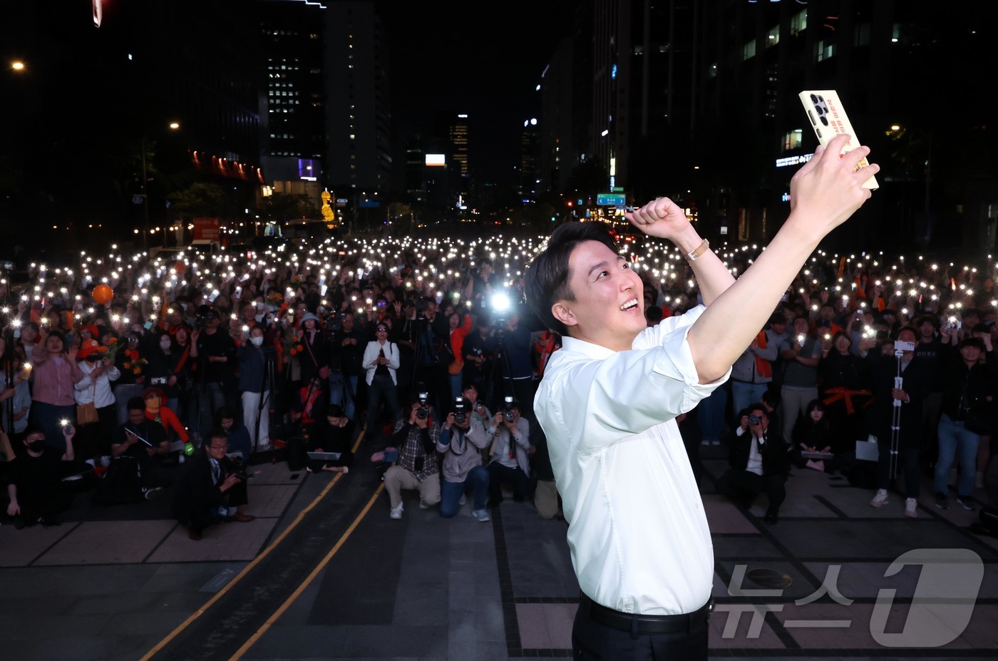 (서울=뉴스1) 박정호 기자 = 이준석 개혁신당 대통령 후보가 공식 선거운동이 시작된 12일 서울 중구 청계광장에서 가진 서울 첫 집중유세에서 유세차량에 올라 셀카를 찍고 있다. …