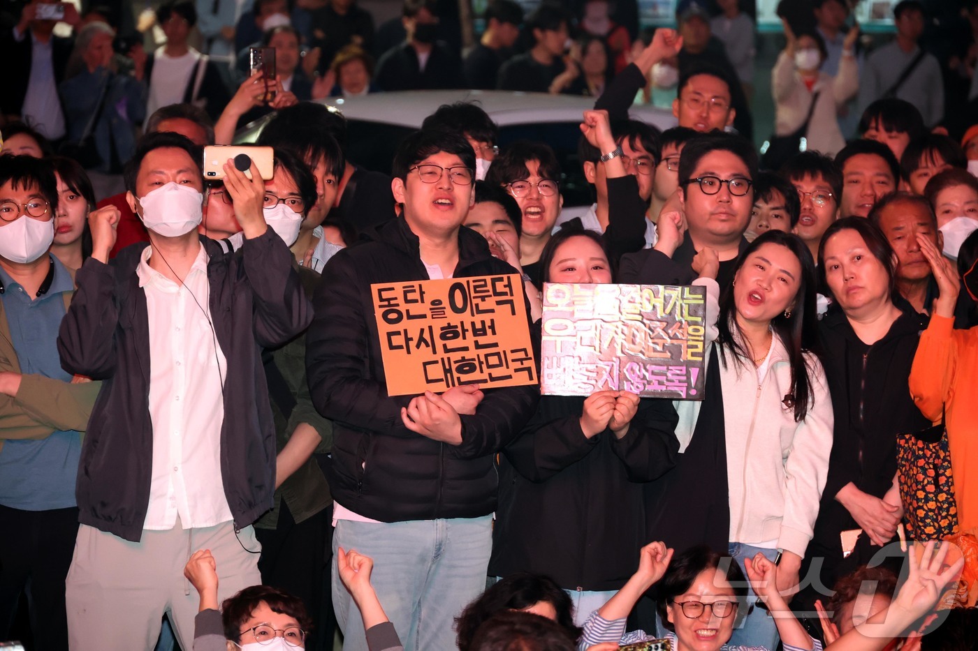 (서울=뉴스1) 박정호 기자 = 12일 오후 서울 중구 청계광장에서 열린 이준석 개혁신당 대선후보의 집중유세에서 시민들이 이 후보의 연설을 듣고 있다. (공동취재) 2025.5.1 …