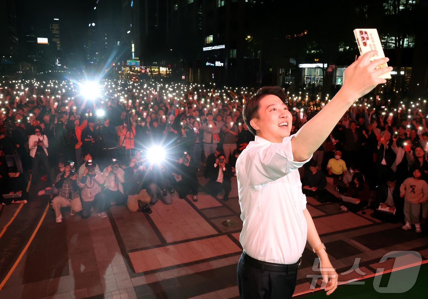 (서울=뉴스1) 박정호 기자 = 이준석 개혁신당 대통령 후보가 공식 선거운동이 시작된 12일 서울 중구 청계광장에서 가진 서울 첫 집중유세에서 유세차량에 올라 셀카를 찍고 있다. …