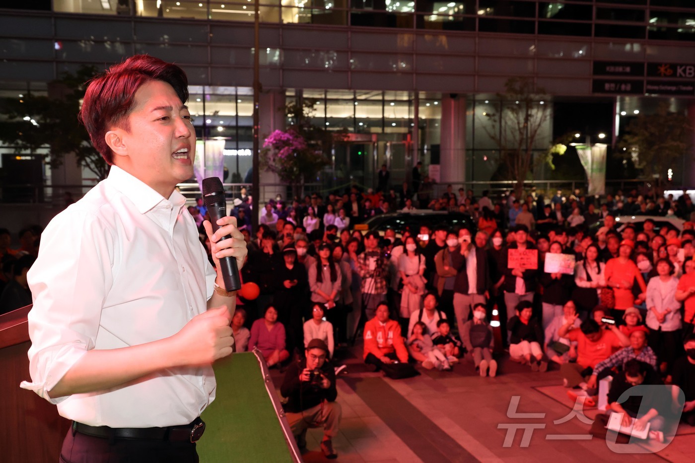 (서울=뉴스1) 박정호 기자 = 이준석 개혁신당 대통령 후보가 공식 선거운동이 시작된 12일 서울 중구 청계광장에서 가진 서울 첫 집중유세에서 지지를 호소하고 있다. (공동취재) …