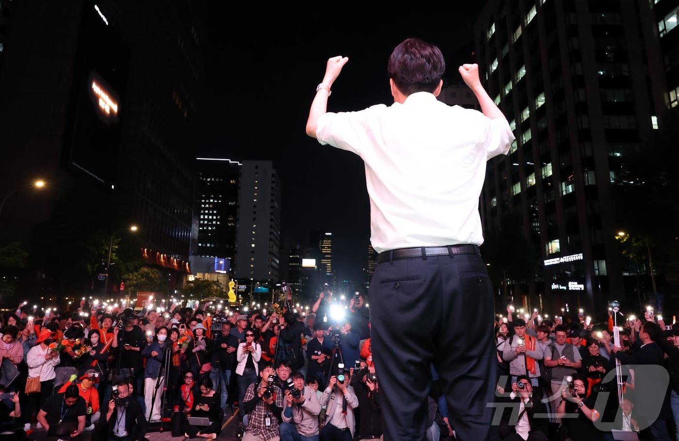 (서울=뉴스1) 박정호 기자 = 이준석 개혁신당 대통령 후보가 공식 선거운동이 시작된 12일 서울 중구 청계광장에서 가진 서울 첫 집중유세에서 지지를 호소하고 있다. (공동취재) …