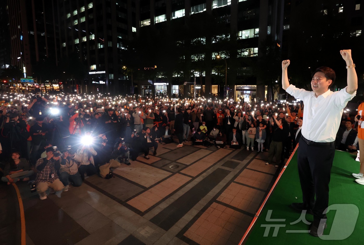 (서울=뉴스1) 박정호 기자 = 이준석 개혁신당 대통령 후보가 공식 선거운동이 시작된 12일 서울 중구 청계광장에서 가진 서울 첫 집중유세에서 지지를 호소하고 있다. (공동취재) …