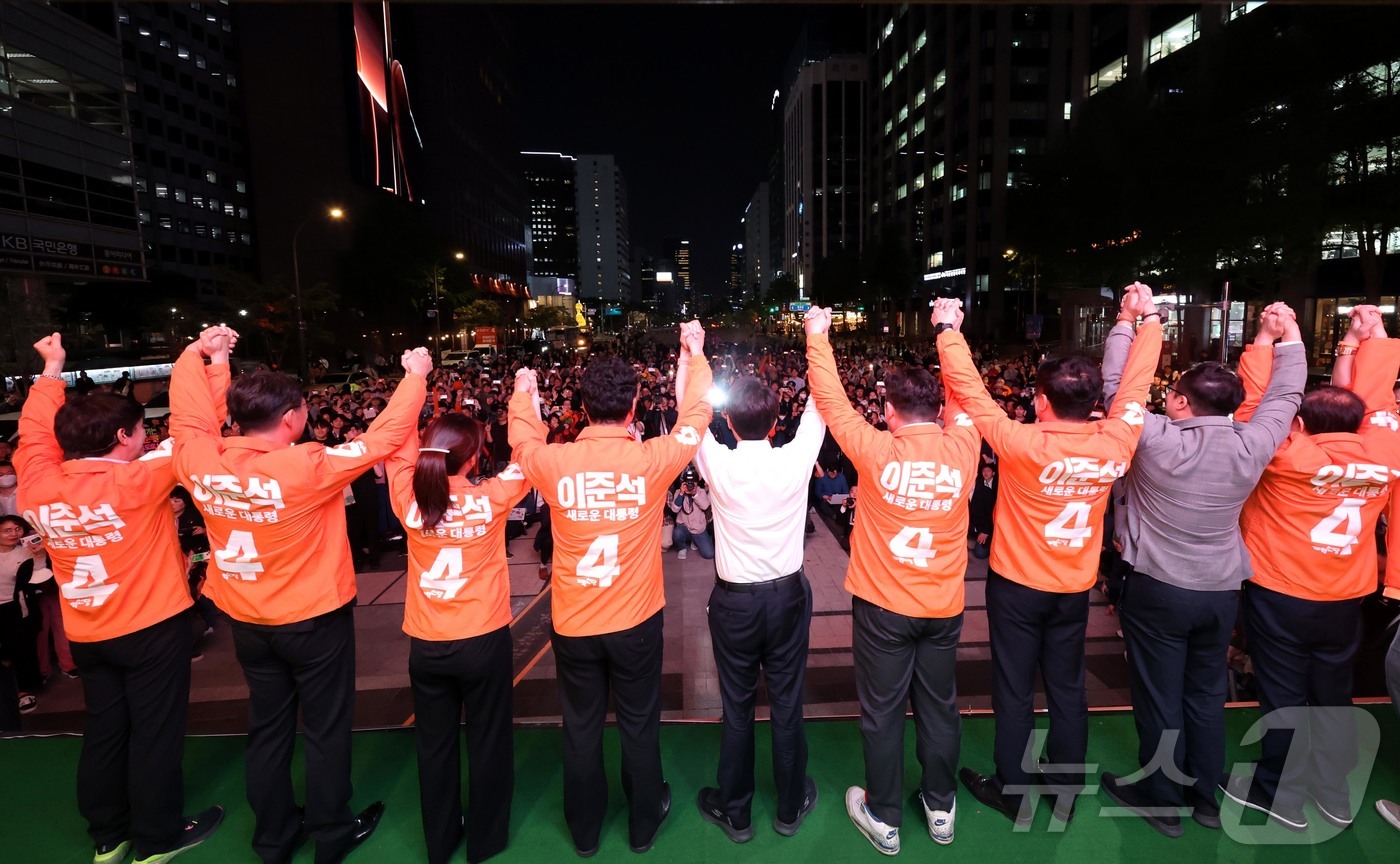 (서울=뉴스1) 박정호 기자 = 이준석 개혁신당 대통령 후보가 공식 선거운동이 시작된 12일 서울 중구 청계광장에서 가진 서울 첫 집중유세에서 선대위원장 등과 함께 지지를 호소하고 …