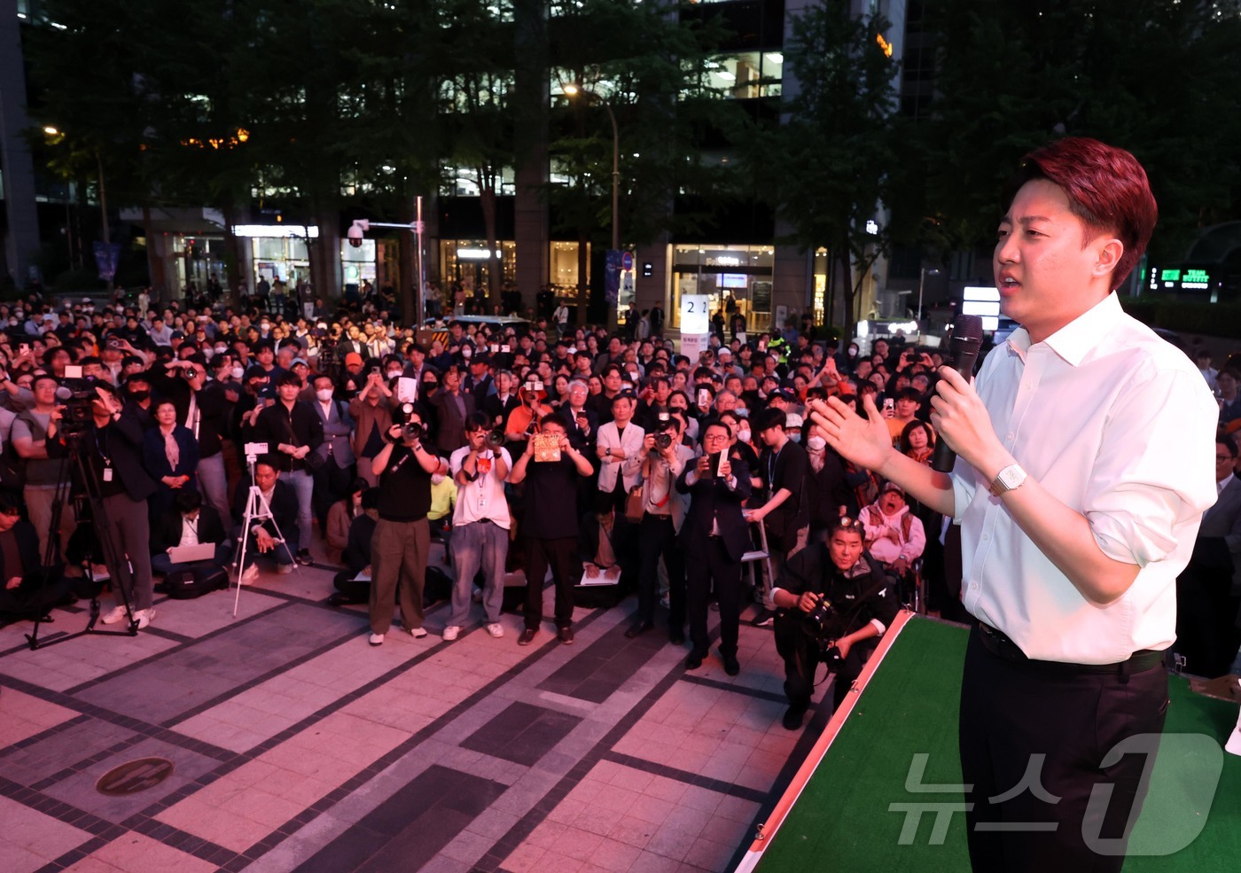 (서울=뉴스1) 박정호 기자 = 이준석 개혁신당 대통령 후보가 공식 선거운동이 시작된 12일 서울 중구 청계광장에서 가진 서울 첫 집중유세에서 지지를 호소하고 있다. (공동취재) …