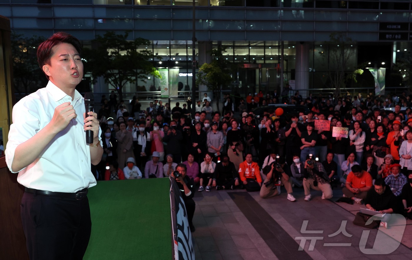 (서울=뉴스1) 박정호 기자 = 이준석 개혁신당 대통령 후보가 공식 선거운동이 시작된 12일 서울 중구 청계광장에서 가진 서울 첫 집중유세에서 지지를 호소하고 있다. (공동취재) …