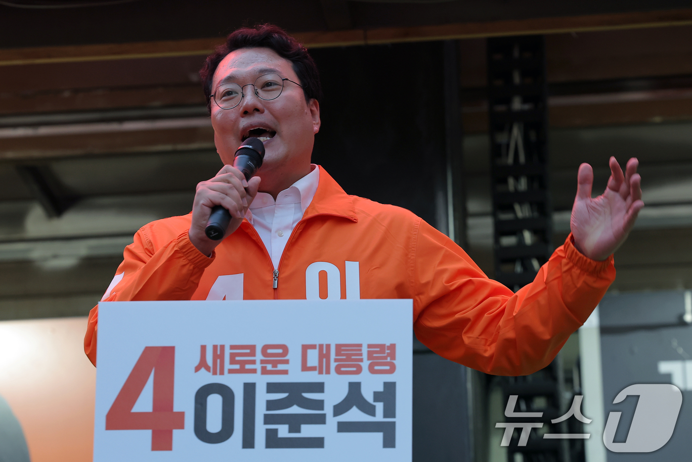 (서울=뉴스1) 박정호 기자 = 천하람 개혁신당 상임선거대책위원장이 공식 선거운동이 시작된 12일 서울 중구 청계광장에서 열린 이준석 대통령 후보 서울 첫 집중유세에서 찬조연설을 …