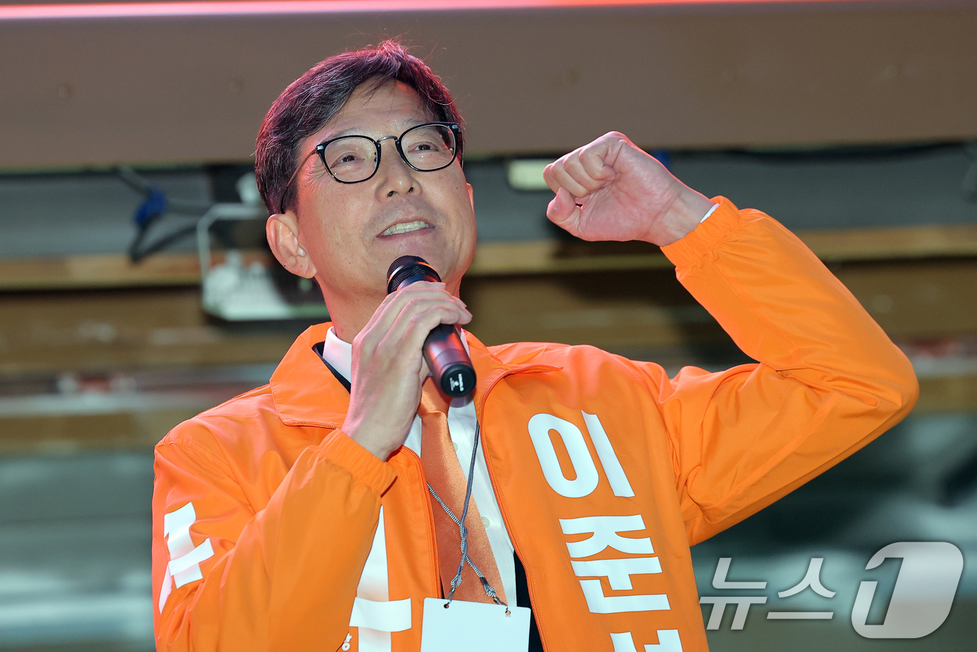 (서울=뉴스1) 박정호 기자 = 함익병 개혁신당 공동선대위원장이 12일 서울 중구 청계광장에서 열린 이준석 대통령 후보 서울 첫 집중유세에서 찬조연설을 하고 있다.  2025.5. …