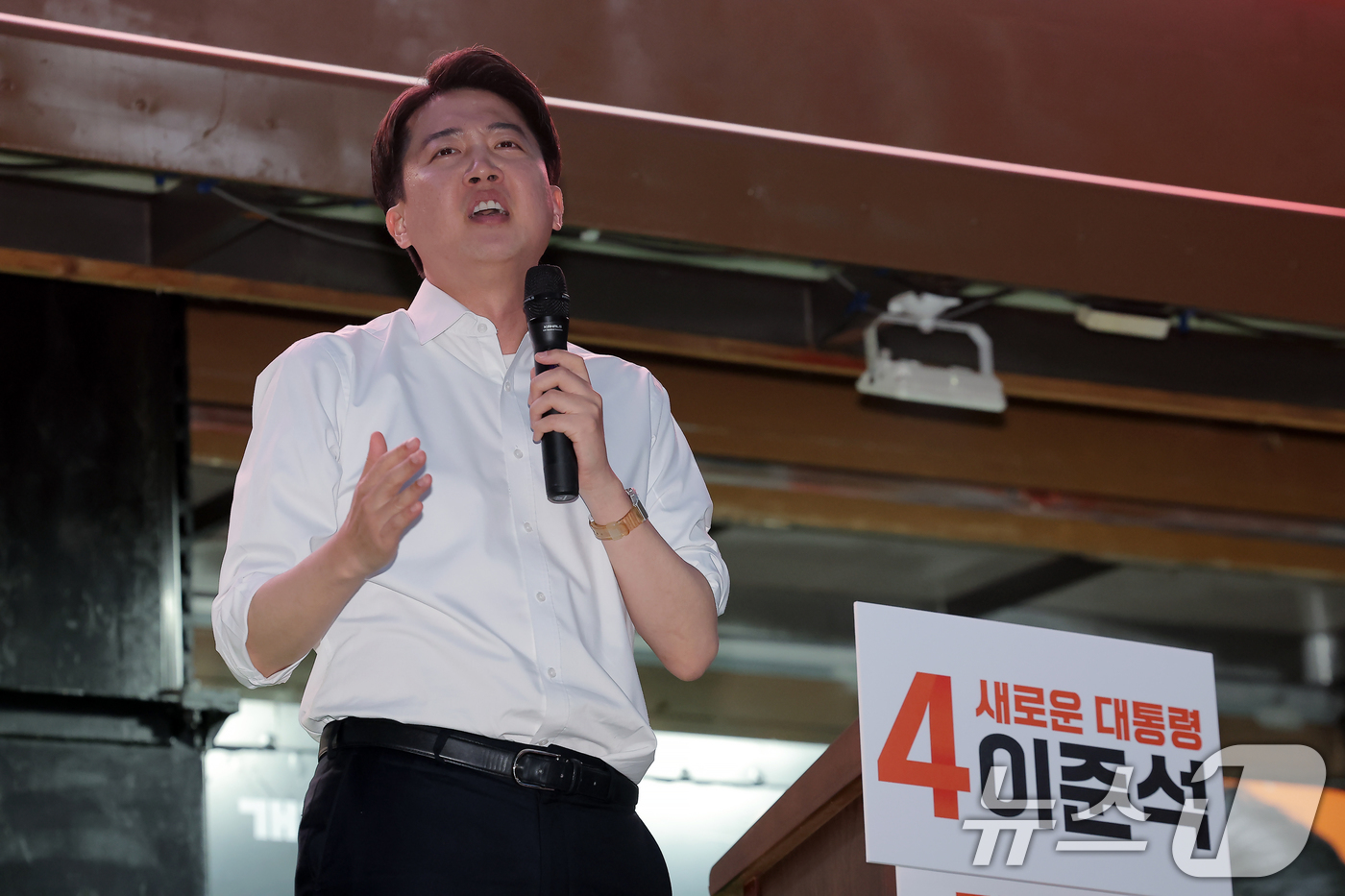 (서울=뉴스1) 박정호 기자 = 이준석 개혁신당 대통령 후보가 공식 선거운동이 시작된 12일 서울 중구 청계광장에서 가진 서울 첫 집중유세에서 지지를 호소하고 있다. 2025.5. …