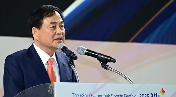도민체전 폐회식서 환송사하는 배낙호 김천시장