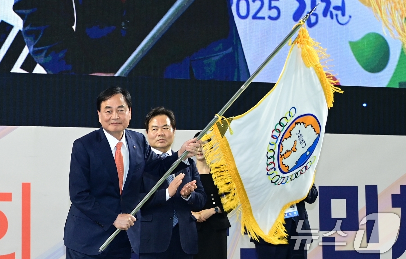 (김천=뉴스1) 정우용 기자 = 12일 김천실내체육관에서 열린 제63회 경북도민체전 폐회식에서 배낙호 김천시장이 대회기를 흔들고  있다. (김천시 제공) 2025.5.12/뉴스1