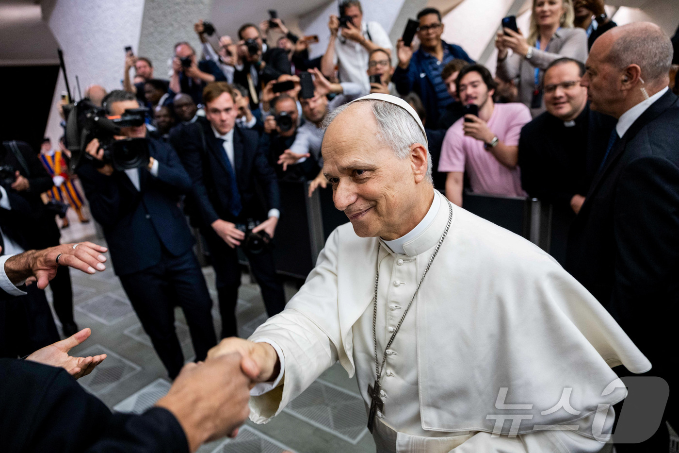 (바티칸시티 로이터=뉴스1) 권영미 기자 = 교황 레오 14세가 12일(현지시간) 바티칸시티의 바오로 6세 강당에서 언론인들과 악수하고 있다. 그는 이날 이탈리아 로마에서 활동하는 …