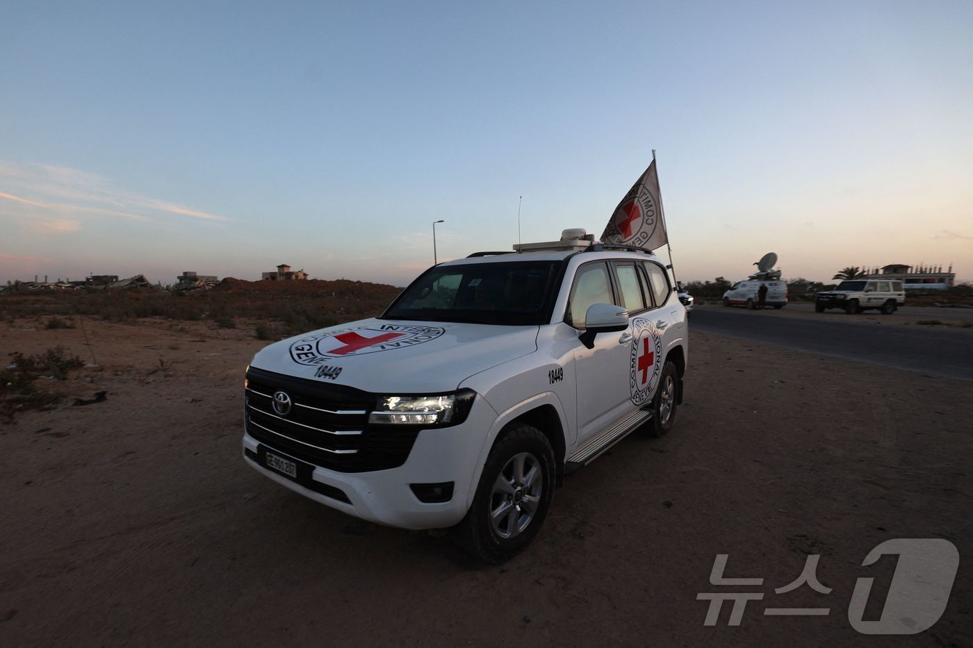 (데이르 알 바라 AFP=뉴스1) 정지윤 기자 = 12일(현지시간) 국제적십자사(ICRC) 차량이 가자지구 데이르 알 바라 지역에서 팔레스타인 무장 정파 하마스로부터 미국-이스라엘 …