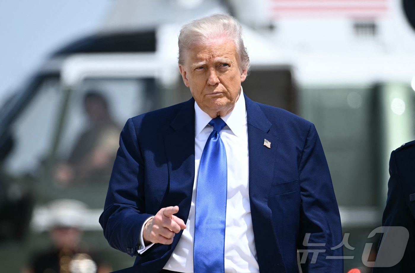(AFP=뉴스1) 류정민 특파원 = 도널드 트럼프 미국 대통령이 12일(현지시간) 메릴랜드주 앤드루스 합동 기지에서 에어포스원(美 대통령 전용기)으로 걸어가면서 제스처를 취하고 있 …