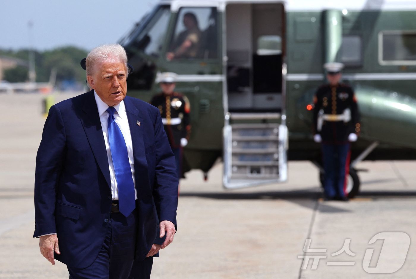 (AFP=뉴스1) 류정민 특파원 = 도널드 트럼프 미국 대통령이 12일(현지시간) 메릴랜드주 앤드루스 합동 기지에서 에어포스원에 탑승하기 위해 이동하고 있다. 트럼프 대통령은 4일 …
