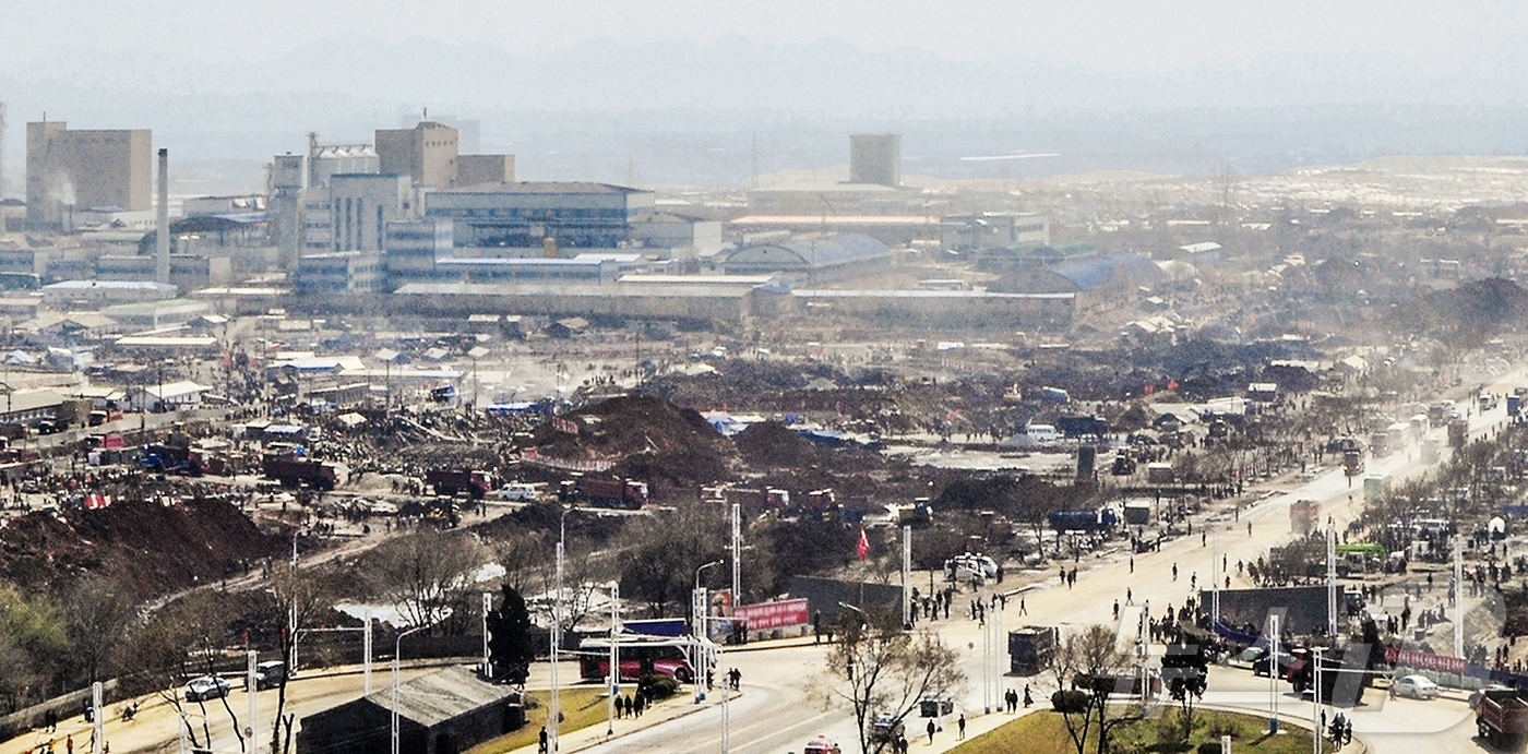 (평양 노동신문=뉴스1) = 북한 노동당 기관지 노동신문은 13일 "송화거리는 (중략) 인민의 이상거리로 웅장하게 솟아오른 평양시 5만 세대 살림집 건설의 자랑스런 첫 실체"라고 …