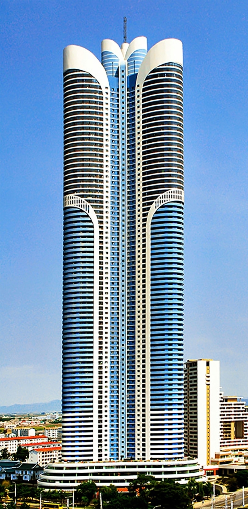 (평양 노동신문=뉴스1) = 북한 노동당 기관지 노동신문은 13일 "송화거리는 (중략) 인민의 이상거리로 웅장하게 솟아오른 평양시 5만 세대 살림집 건설의 자랑스런 첫 실체"라고 …