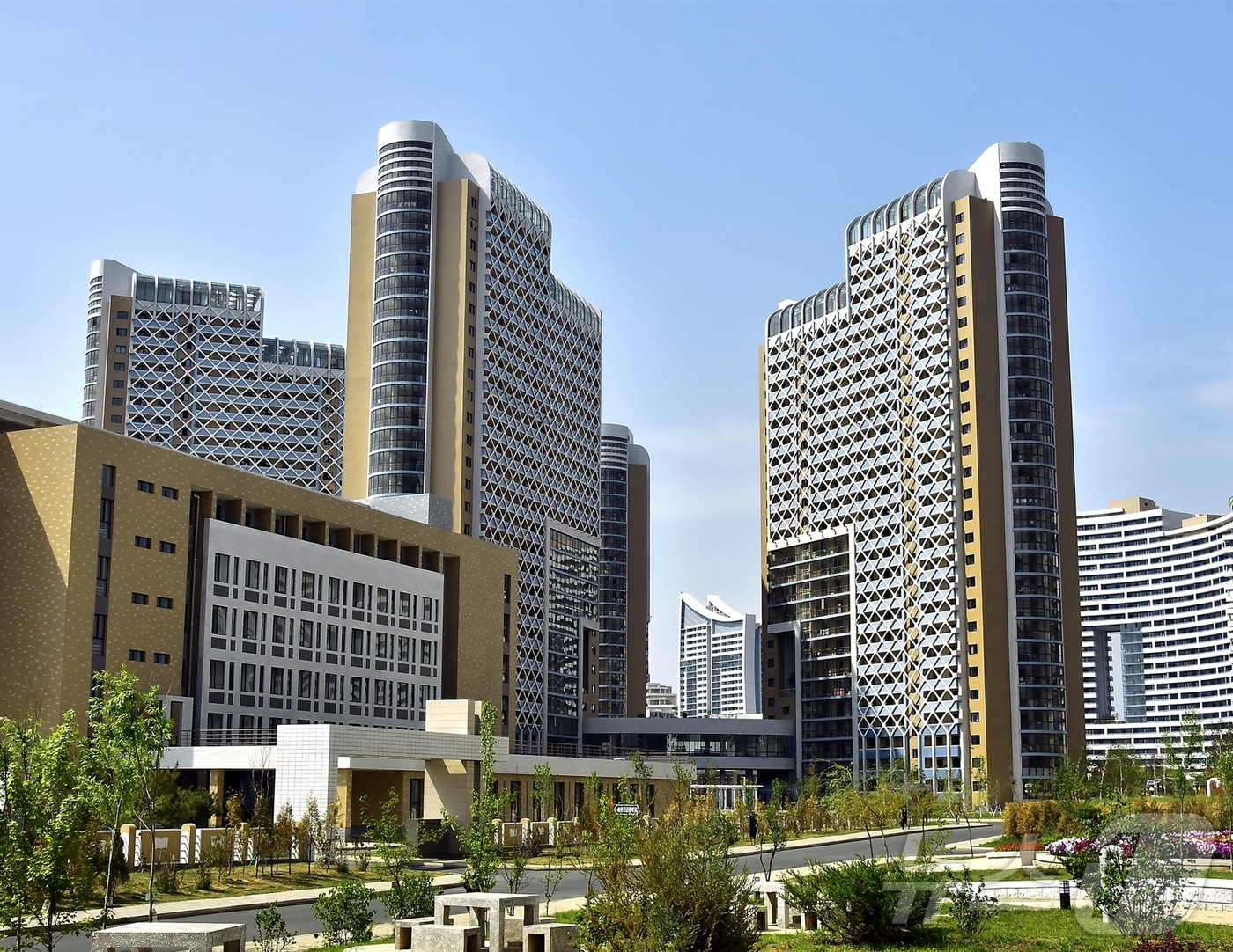 (평양 노동신문=뉴스1) = 북한 노동당 기관지 노동신문은 13일 "송화거리는 (중략) 인민의 이상거리로 웅장하게 솟아오른 평양시 5만 세대 살림집 건설의 자랑스런 첫 실체"라고 …