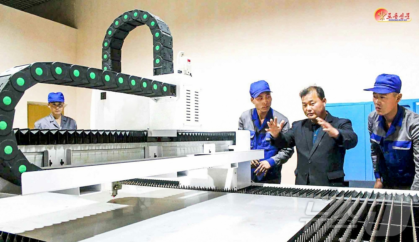 (평양 노동신문=뉴스1) = 북한 노동당 기관지 노동신문은 13일 사리원설비조립사업소에서 종업원들의 기술기능수준을 부단히 높여 주고 있다고 보도했다. [국내에서만 사용가능. 재배포 …