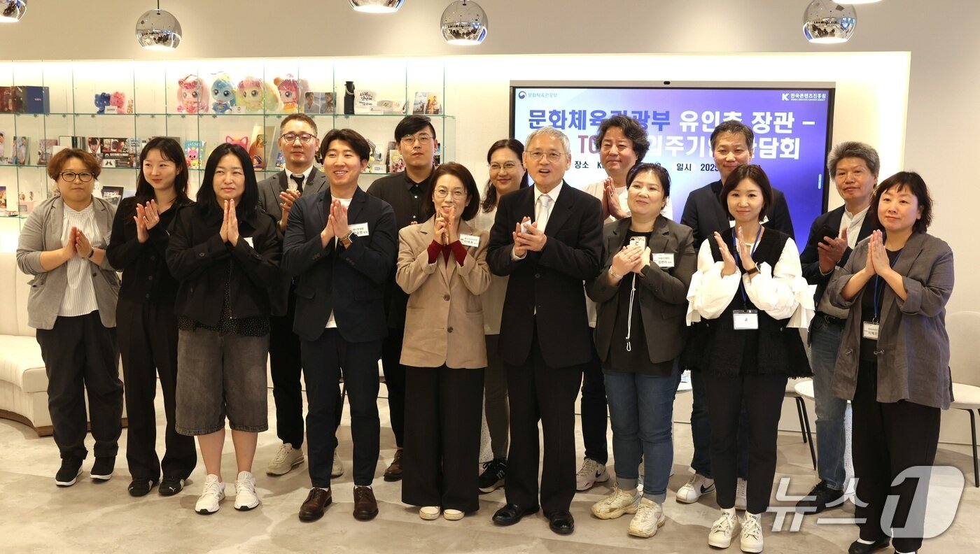 본문 이미지 - 유인촌 문화체육관광부 장관이 12일 일본 도쿄 콘텐츠코리아랩를 방문해 입주기업 관계자들과 간담회를 하고 있다.&#40;제공=문화체육관광부&#41;
