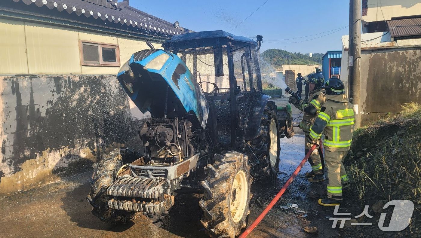 본문 이미지 - 12일 오후 4시 22분쯤 포항시 흥해읍 성곡리 한 마을 골목에 주차돼 있던 트랙터에 불이나 소방 당국이 화재를 진압하고 있다.&#40;경북소방본부 제공. 재판매 및 DB 금지&#41;2025.5.13/뉴스1