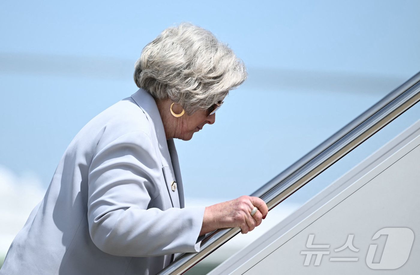 (워싱턴 AFP=뉴스1) 우동명 기자 = 수지 와일스 백악관 비서실장이 12일(현지시간) 도널드 트럼프 대통령의 중동 3개국을 순방에 동행하기 위해 워싱턴 인근 앤드루스 합동 기지 …