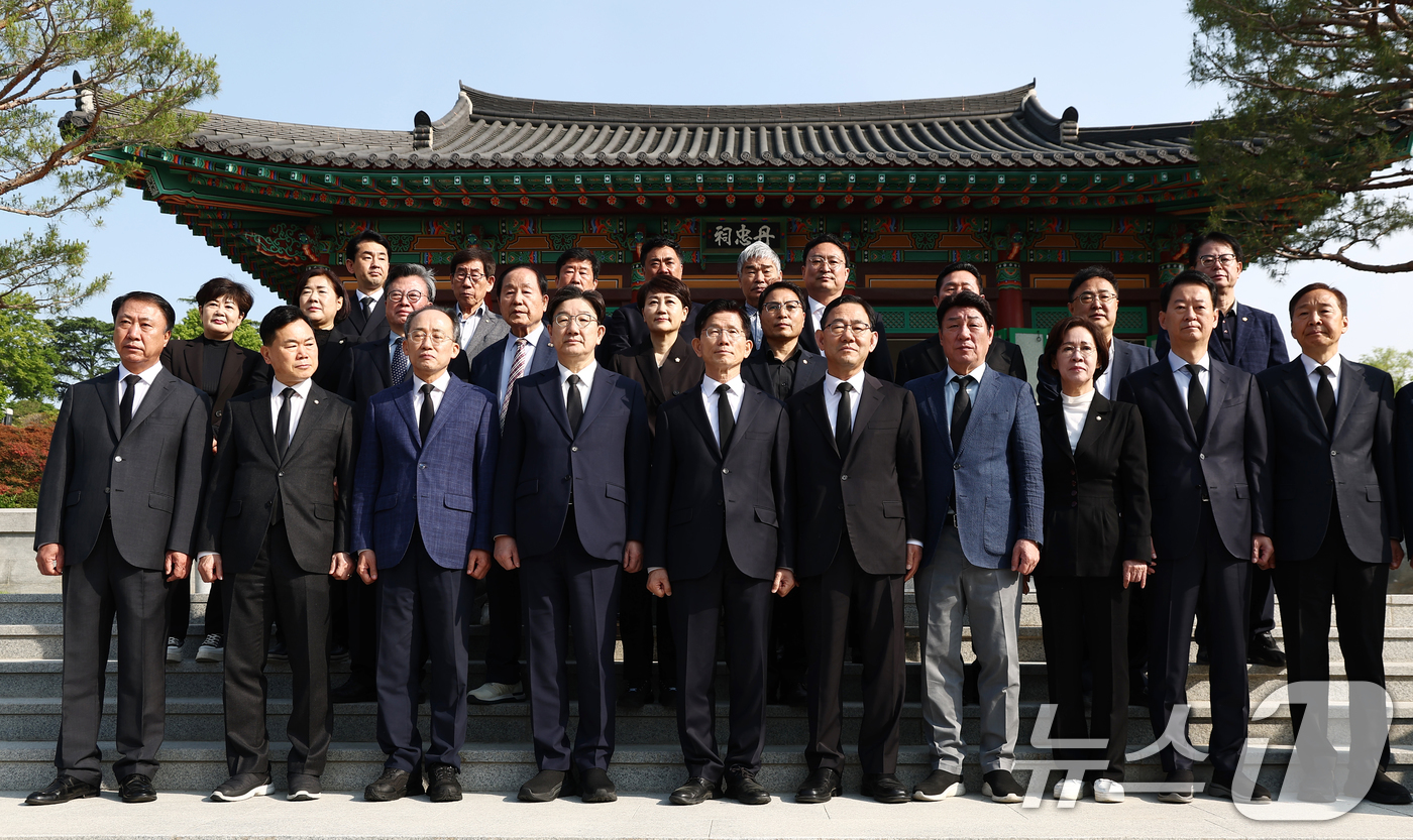 (대구=뉴스1) 김민지 기자 = 김문수 국민의힘 대통령 후보가 13일 오전 대구 동구 국립신암선열공원을 찾아 참배를 마치고 기념촬영을 하고 있다. 2025.5.13/뉴스1
