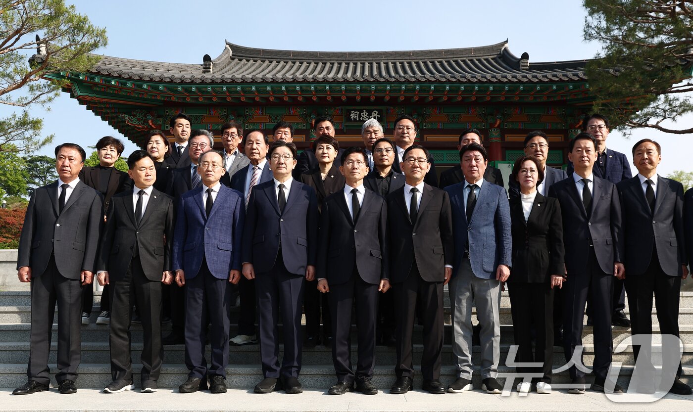 본문 이미지 - 김문수 국민의힘 대통령 후보가 13일 오전 대구 동구 국립신암선열공원을 찾아 참배를 마치고 기념촬영을 하고 있다. 2025.5.13/뉴스1 ⓒ News1 김민지 기자