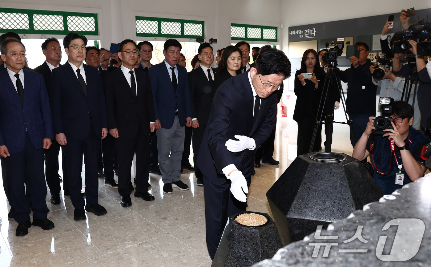 (대구=뉴스1) 김민지 기자 = 김문수 국민의힘 대통령 후보가 13일 오전 대구 동구 국립신암선열공원을 찾아 참배하고 있다. 2025.5.13/뉴스1