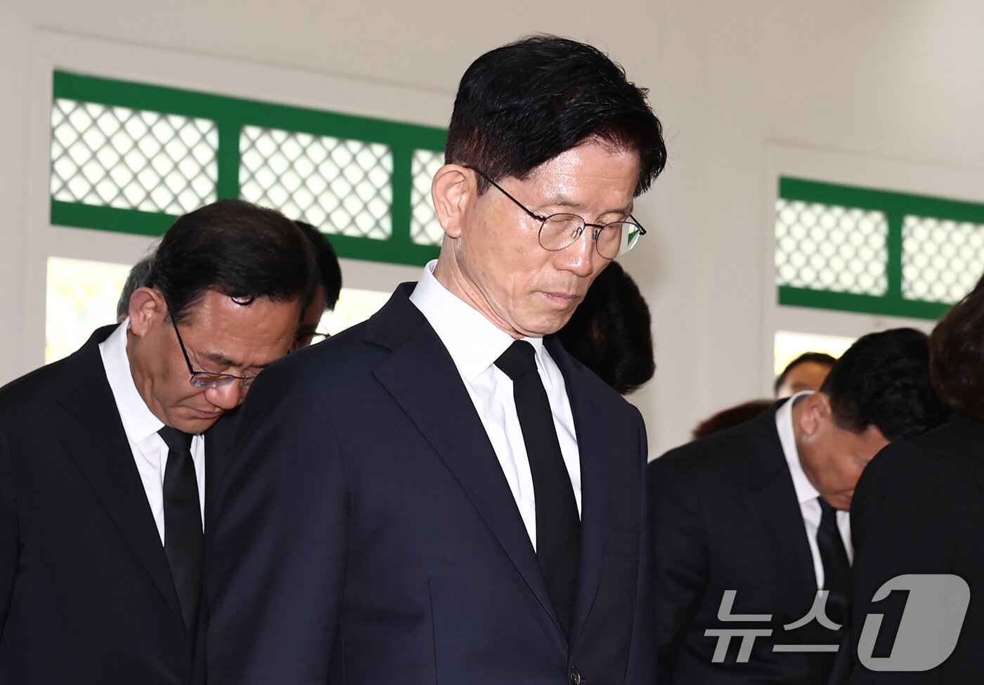 본문 이미지 - 김문수 국민의힘 대통령 후보가 13일 오전 대구 동구 국립신암선열공원을 찾아 참배하고 있다. 2025.5.13/뉴스1 ⓒ News1 김민지 기자