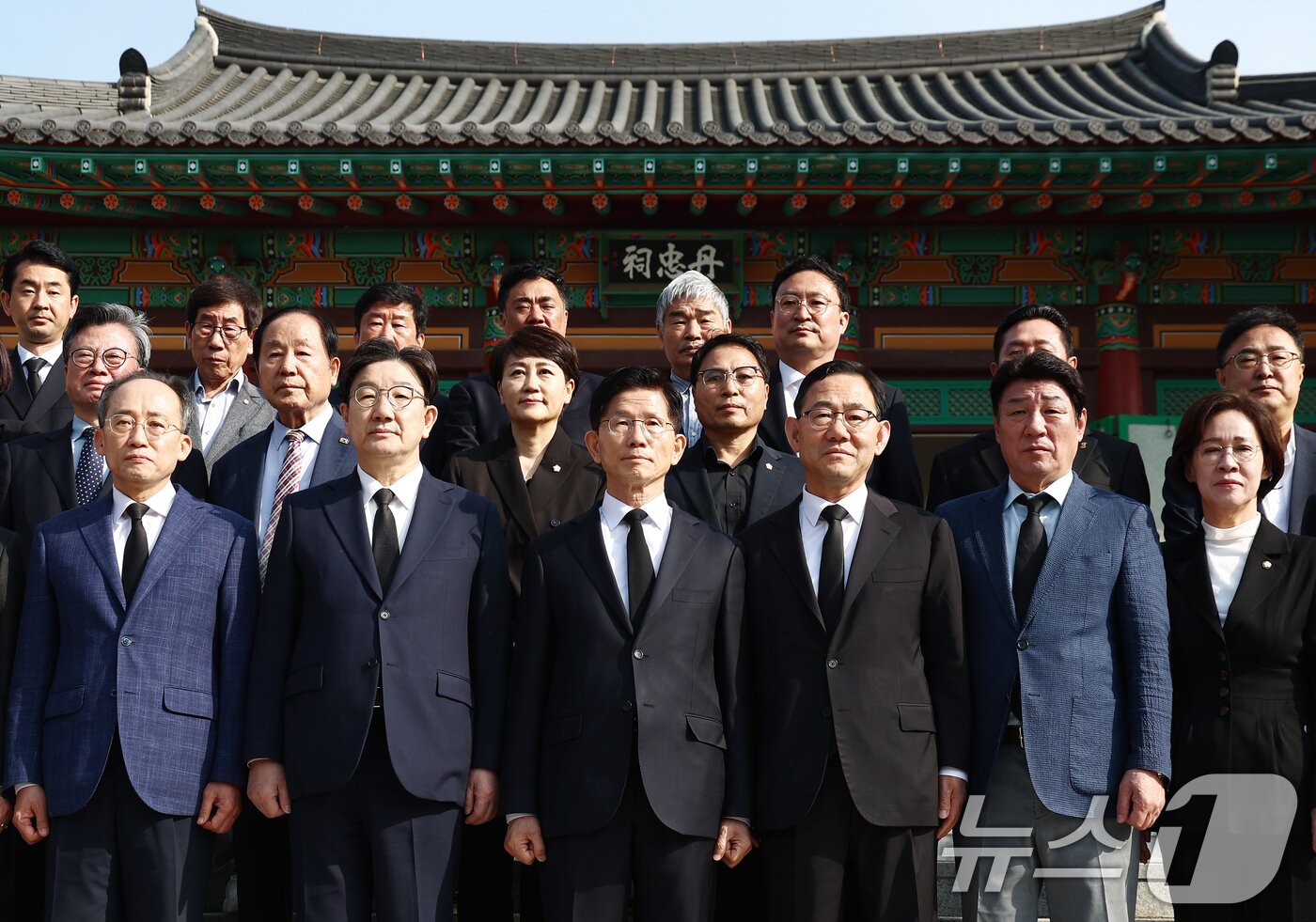 본문 이미지 - 김문수 국민의힘 대통령 후보가 13일 오전 대구 동구 국립신암선열공원을 찾아 참배를 마치고 기념촬영을 하고 있다. 2025.5.13/뉴스1 ⓒ News1 김민지 기자