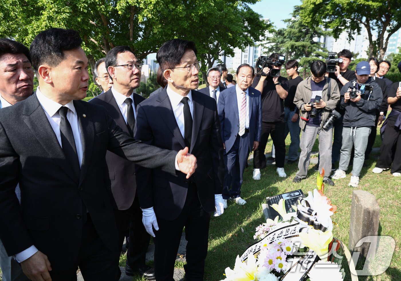 본문 이미지 - 김문수 국민의힘 대통령 후보가 13일 오전 대구 동구 국립신암선열공원에서 독립운동가 김태련 지사의 묘역을 찾아 참배하고 있다. 2025.5.13/뉴스1 ⓒ News1 김민지 기자