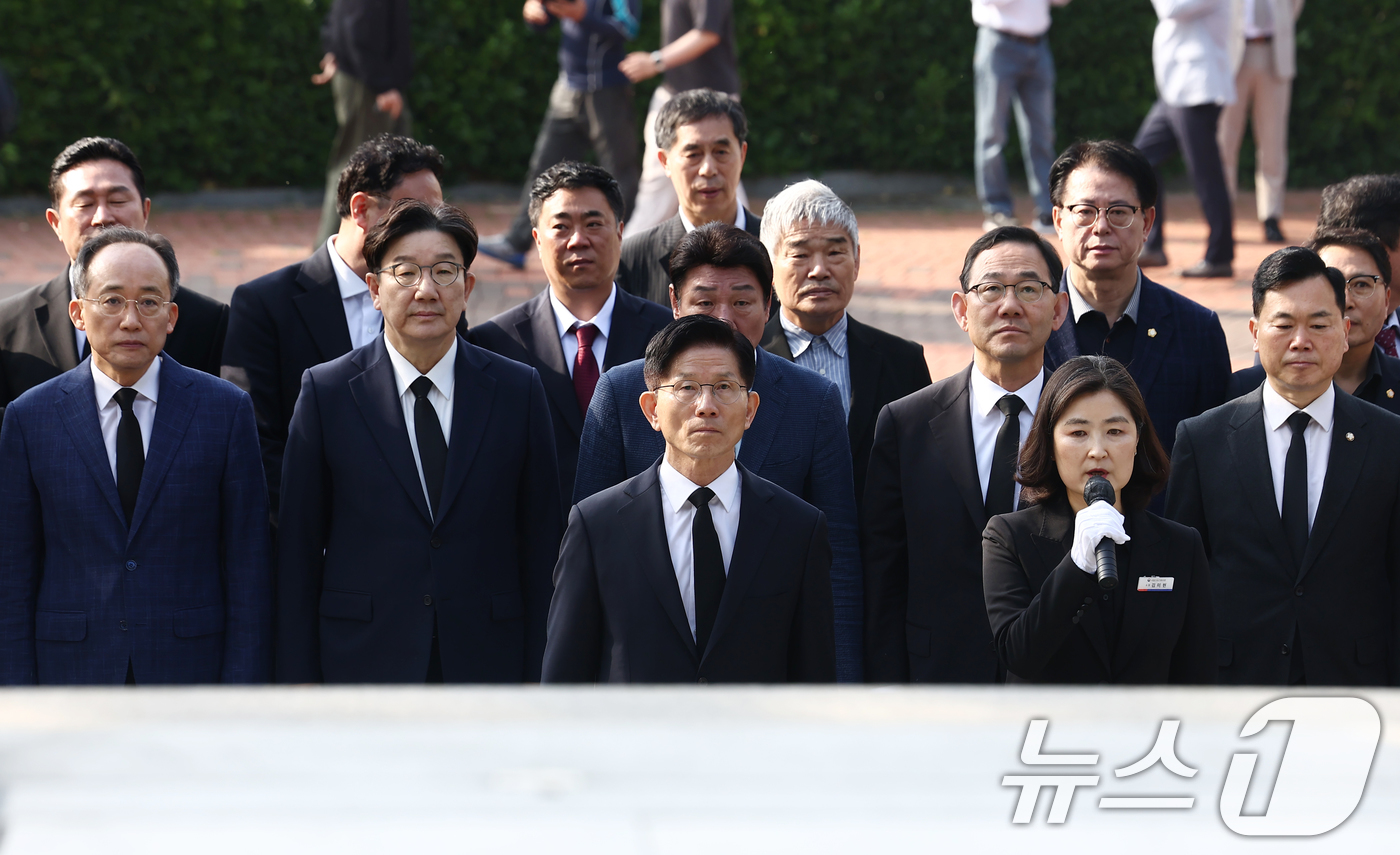 (대구=뉴스1) 김민지 기자 = 김문수 국민의힘 대통령 후보가 13일 오전 대구 동구 국립신암선열공원을 찾아 참배하고 있다. 2025.5.13/뉴스1