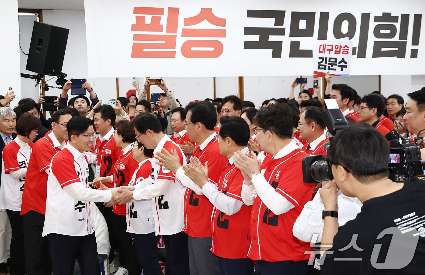 본문 이미지 - 김문수 국민의힘 대통령 후보&#40;왼쪽&#41;가 13일 대구시당에서 열린 대구경북 선대위 출정식 및 임명장 수여식에서 입장하고 있다. 2025.5.13/뉴스1 ⓒ News1 김민지 기자