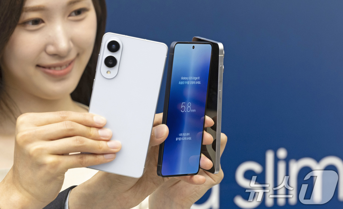(서울=뉴스1) 장수영 기자 = 13일 오전 서울 삼성 강남에서 열린 갤럭시S25 엣지 미디어행사에서 제품이 공개되고 있다.갤럭시 S25 엣지의 두께는 5.8㎜(기본모델 7.2㎜) …