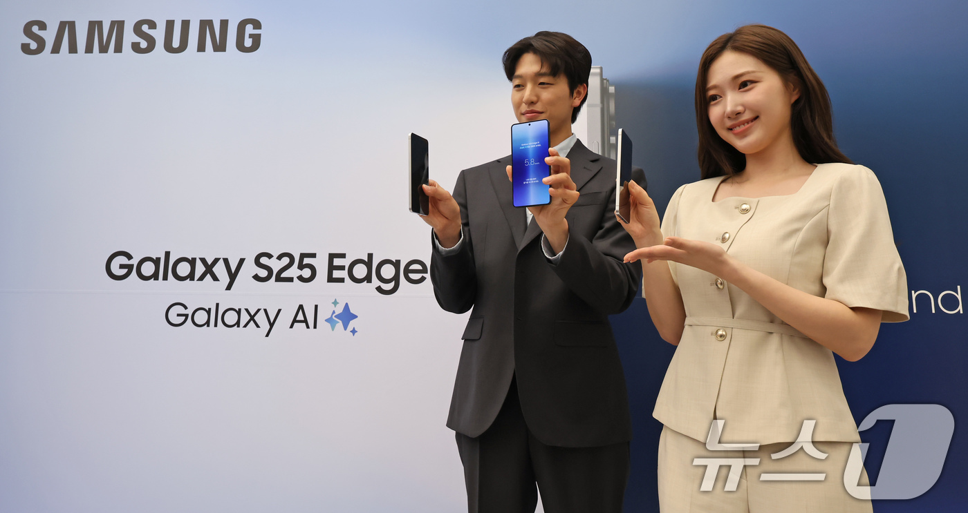 (서울=뉴스1) 장수영 기자 = 13일 오전 서울 삼성 강남에서 열린 갤럭시S25 엣지 미디어행사에서 제품이 공개되고 있다.갤럭시 S25 엣지의 두께는 5.8㎜(기본모델 7.2㎜) …