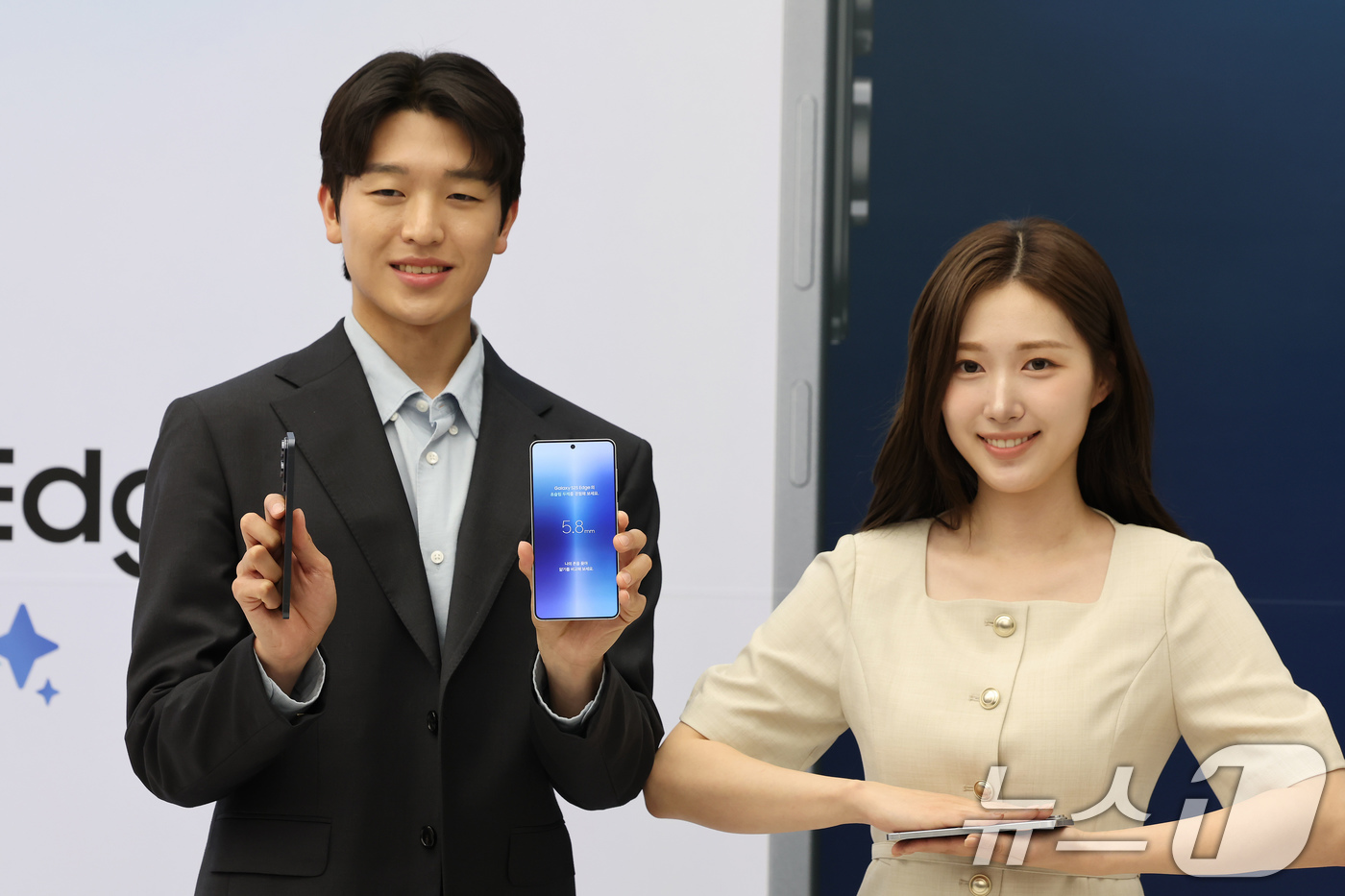 (서울=뉴스1) 장수영 기자 = 13일 오전 서울 삼성 강남에서 열린 갤럭시S25 엣지 미디어행사에서 제품이 공개되고 있다.갤럭시 S25 엣지의 두께는 5.8㎜(기본모델 7.2㎜) …