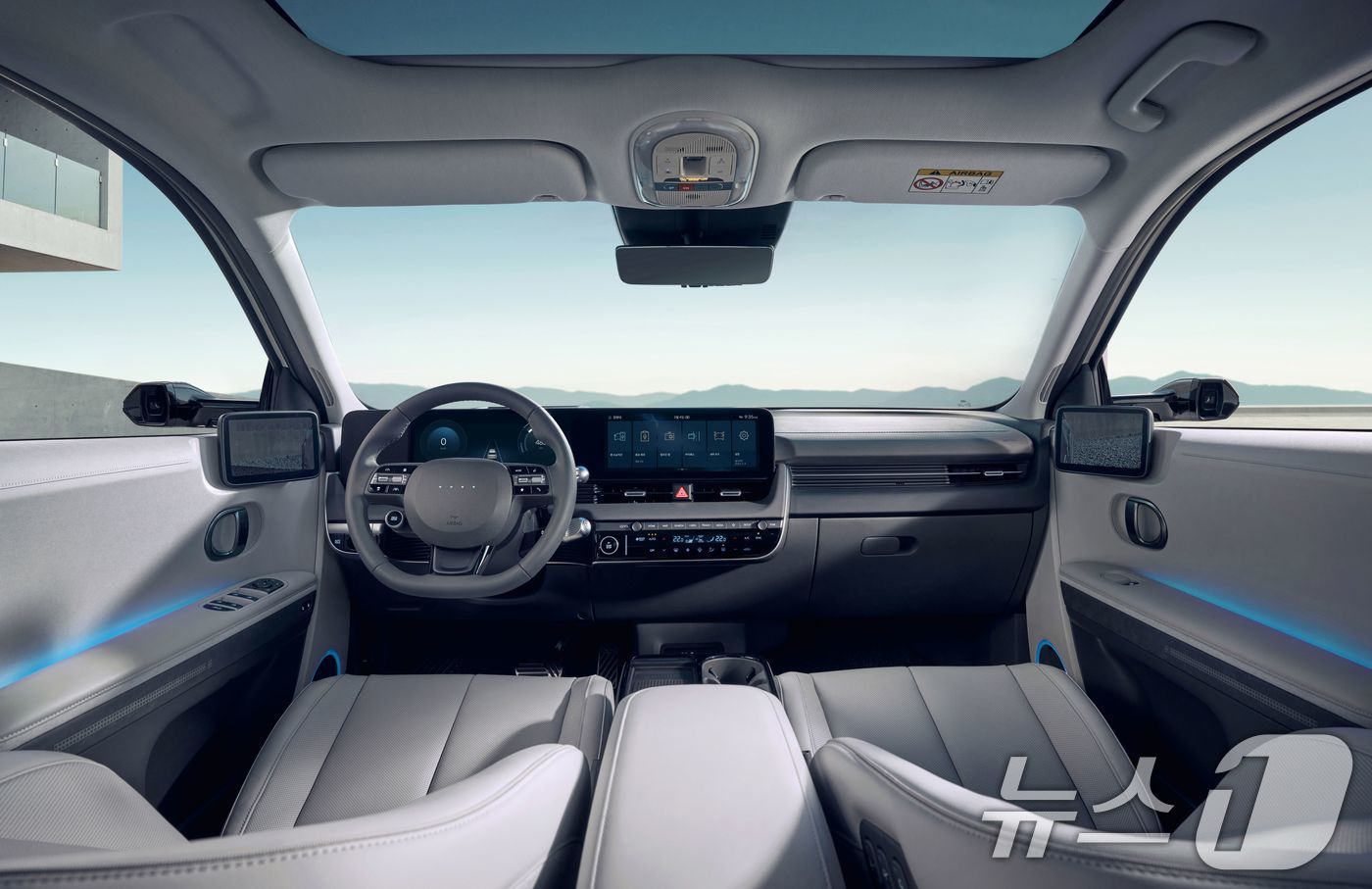 (서울=뉴스1) = 현대자동차는 고객 선호도가 높은 편의 및 안전 사양을 기본 적용하고 가격 인상을 최소화해 상품성을 강화한 '2025 아이오닉 5'와 '2025 코나 일렉트릭'을 …